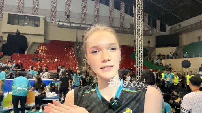 Opposite asing Jakarta Electric PLN, Marina Markova, berbicara setelah perayaan timnya menjadi juara putaran kedua babak final four Proliga 2024 di Semarang, Jawa Tengah, 13 Juli 2024.