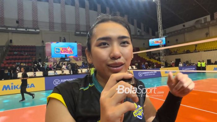 Kapten Jakarta Electric PLN, Yolla Yuliana, berbicara setelah perayaan timnya menjadi juara putaran kedua babak final four Proliga 2024 di Semarang, Jawa Tengah, 13 Juli 2024.